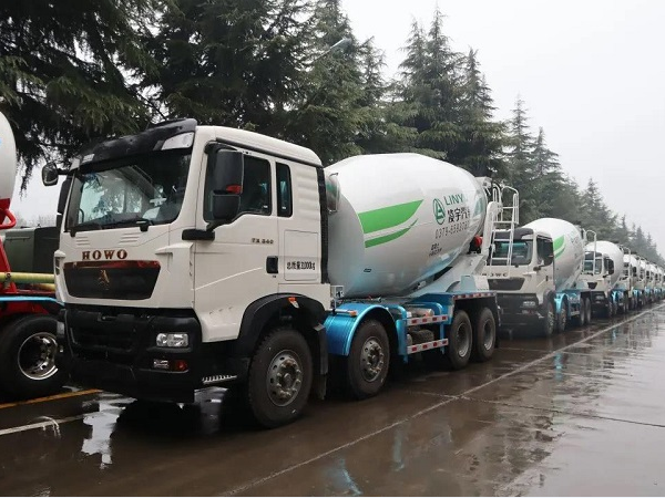 春雨濛濛，氣勢如虹！凌宇攪拌車震撼發(fā)車！